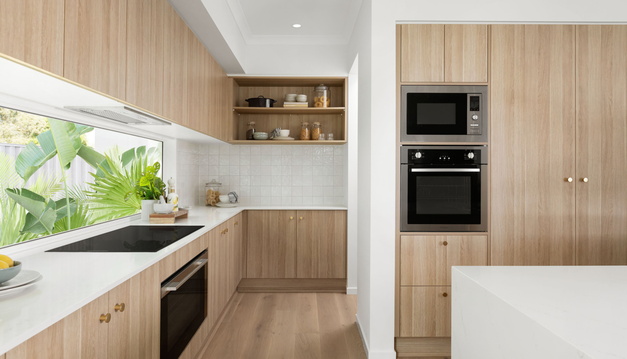 Atlanta 362q Custom (skyridge) Kitchen 2